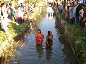 Dituduh Mencuri Di Pasar, Dua Emak-Emak Diamuk Warga