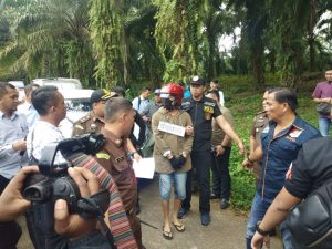 Reka Adegan Pembunuhan Hakim Jamaludin, Dua Tersangka Buang Barang Bukti Di Jembatan Desa Namo Rih