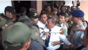 Tolak Di Eksekusi, Eks Dirut PD Pasar Nyaris Bentrok Dengan Petugas Satpol PP