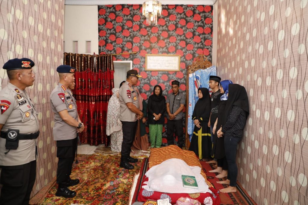 Kapolda Sumut Melayat ke Rumah Duka Aiptu Didin di Medan Denai
