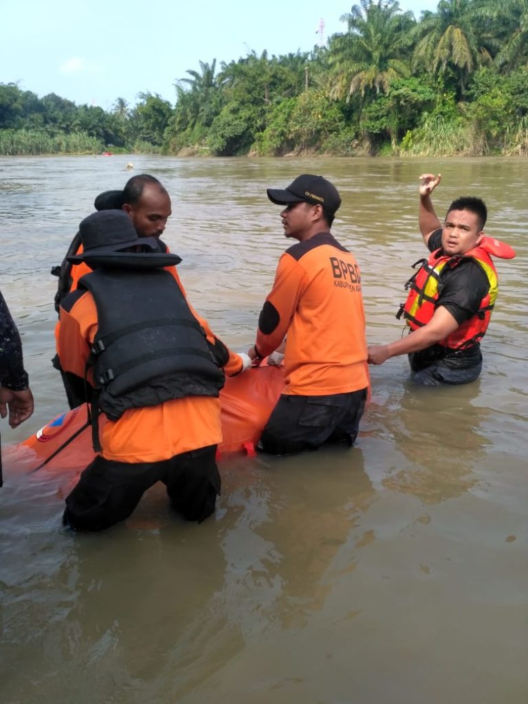 Isak Tangis Keluarga Sambut Jenazah Remaja Hanyut Terseret Arus Sei Silau