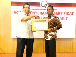 Ketua Eksekutif KARS serahkan Sertifikasi Akreditasi RSUD Pandan kepada Bupati Tapteng