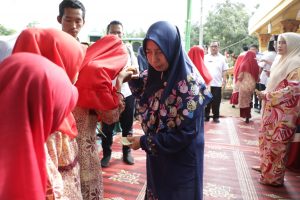 Ketua TP. PKK Kab. Asahan Serahkan Bingkisan Kepada Anak Yatim Pada Pengajian Akbar Kec. Setia Janji