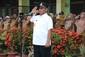 Jadi Pembina Upacara Di SMPN 39 Medan, Plt Wali Kota Sampaikan Pesan Kebersihan