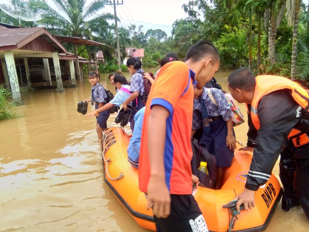 Bupati Tapteng Tinjau Lokasi Banjir Bandang