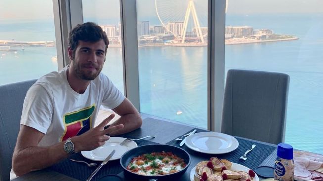 Bak Pinang Dibelah Dua, Karen Khachanov Mirip Banget Liam Hemsworth