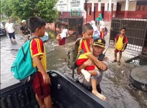 Sekolah Dikepung Banjir, Kapolsek Medan Timur Antar Anak-Anak SD Dengan Mobil Patroli