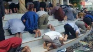 Foto Sujud saat Salat dengan Banyak Arah di Mesjid Tuai Sorotan Netizen