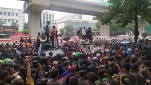 Warga Tanjung Periok Hujan-hujanan Tuntut Menteri Yasonna Minta Maaf