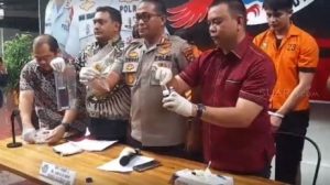 Pemain Sinetron Anak Langit Aulia Farhan Menangis di Hadapan Polisi