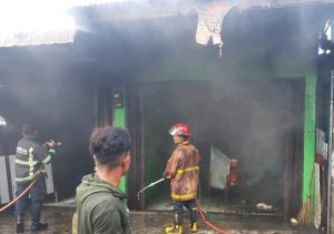 Kebakaran Di jalan Seksama, Dua Bangunan Hangus Dilalap Si Jago Merah