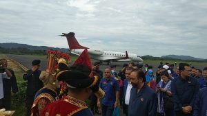 Ratusan Kader NasDem Tapteng Sambut kedatangan Surya Paloh di Bandara FL Tobing
