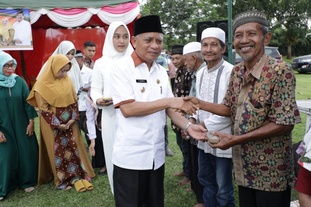 Hadiri Pengajian Akbar Kec. Pulau Rakyat, Bupati dan Ketua TP PKK Asahan Bagikan Kacamata dan Beras