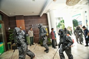 Antisipasi Penularan Covid 19, Personil Gegana Brimob Semprot Disinfektan di Balai Kota