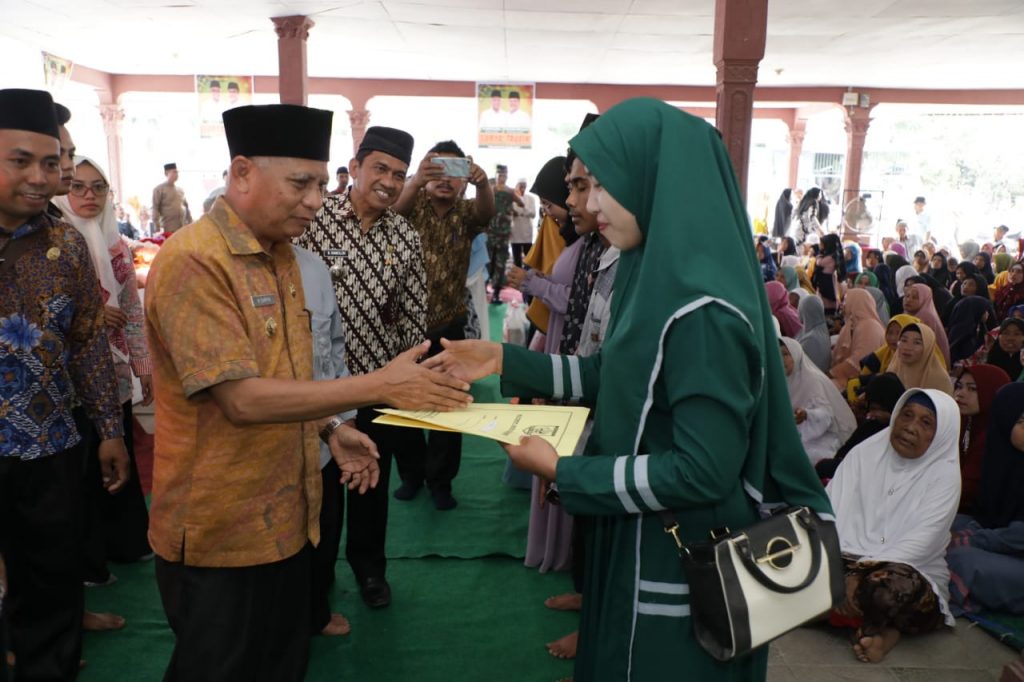 Bersama Ketua TP PKK Kab. Asahan, Bupati Asahan Hadiri Pengajian Akbar Kec. Silau Laut