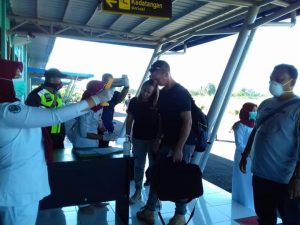 Begitu Mendarat di Bandara FL Tobing, 2 Warga Australia Diberi Status ODP