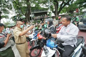 Cegah Penyebaran Virus Covid 19, Akhyar Bagikan Masker Gratis Ke Masyarakat