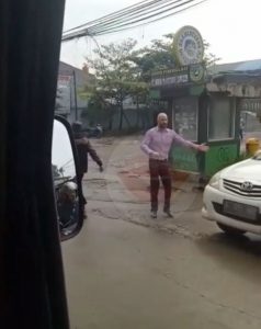 Cowok Bule Atur Arus Lalin yang Macet Bikin Heboh, Ternyata Artis