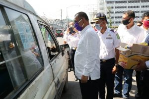 Cegah Penyebaran Covid-19, Akhyar Bagikan Masker di Seputaran Lapangan Merdeka