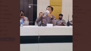Lupa Masih Kenakan Masker, Aksi Polisi Yang Sedang Minum Ini Jadi Viral