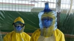 Viral, Dokter Di Papua Tangani Pasien Corona Menggunakan Galon Air