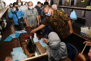 Buat Masker Untuk Cegah Penyebaran Covid-19, Akhyar Apresiasi Warga Medan Area