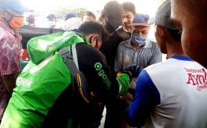 Satu Gelas Beras, Cara Ojol Bantu Pekerja Harian Lainnya