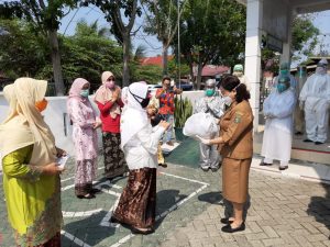 TP. PKK Kab. Asahan Serahkan Bantuan APD kepada Tiga Puskesmas