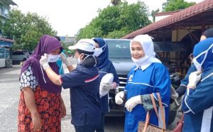 Bantu Pencegahan Virus Covid-19, Istri Pasangan JP Turun Kejalan Untuk Bagikan Masker