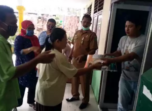 Bantu Warga Ditengah Pendemi Covid-19, Kecamatan Medan Barat Salurkan Sembako Di Kelurahan Pulo Brayan Kota