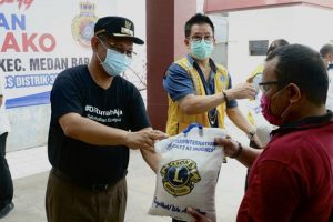 Salurkan Bantuan Untuk Warga Terdampak Covid, Akhyar Ingatkan Warga Untuk Kenakan Masker