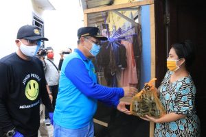 Bersama PT Arrahman Berkah Wisata, Akhyar Bagikan Bantuan Kebutuhan Pokok ke Rumah Warga