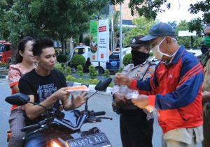 Tim Gabungan Lakukan Pemeriksaan Masker Bagi Pengendara Bermotor
