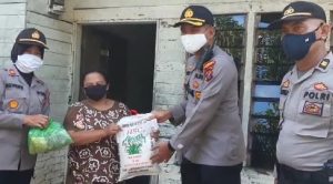 Kapolsek Percut Bagi Sembako ke Warga Terdampak Puting Beliung