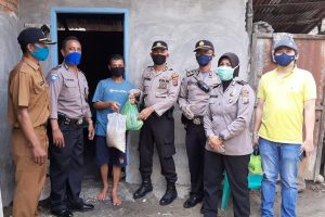 Peduli Covid-19, Polsek Percut Bagikan Sembako Langsung ke Rumah Warga