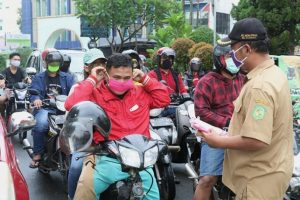 Jajaran Kecamatan Medan Sunggal bagikan 1000 Masker kepada Pengendara Bermotor