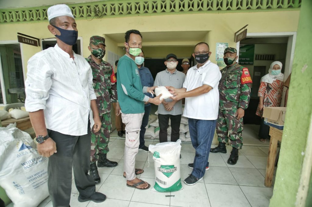 Akhyar Tinjau Penyaluran Bansos Tahap II di Kelurahan Mabar