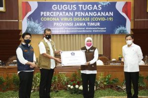 Gugus Tugas Serahkan Bantuan Langsung Alkes Dan Robot Disinfektan Untuk Tangani Covid -19 di Jatim