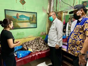 Plt Wali Kota Medan Jenguk Warga Sakit Menahun dan Kurang Mampu