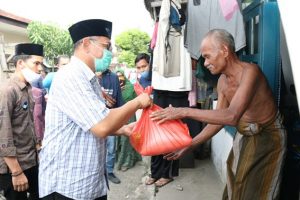 Akhyar Salurkan Bantuan Untuk Warga Terdampak Covid Di Sekitar Masjid Al Mustaqim Helvetia