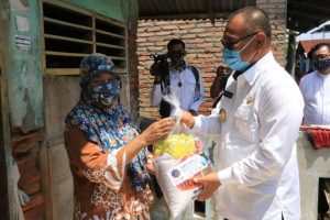 Plt Wali Kota Beri Bantuan Untuk Warga Kurang Mampu Di Rengas Pulau & Paya Pasir