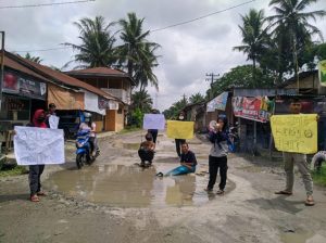Jalan Rusak Tak Kunjung Diperbaiki, Mahasiswa Dan Pemuda Perlanaan Gelar Aksi Teatrikal