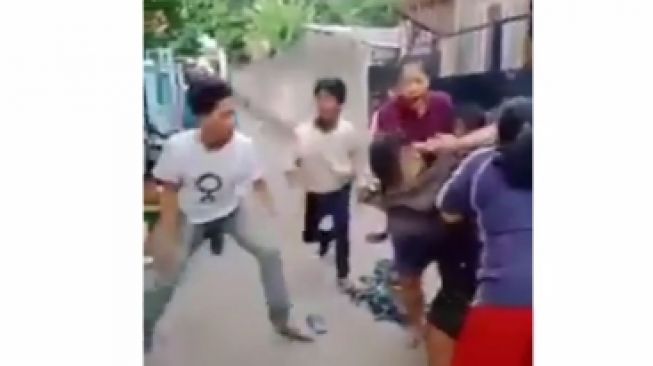 Gara-Gara Berebut Layangan, Dua Pria Ini Saling Baku Hantam
