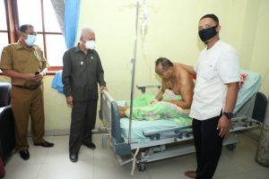 Bupati Asahan Jenguk Orang Tua Muslim Simbolon