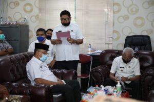 Bupati Asahan Serahkan Alat Pembelajaran Kepada Mahasiswa yang Terpilih di Sampoerna University