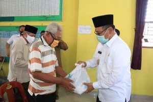 Hadiri Penyaluran Zakat Baznas Medan dan Sumut, Akhyar Ingatkan Warga Tetap Kenakan Masker