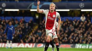 MU Buru Donny Van De Beek Dari Ajax Amsterdam