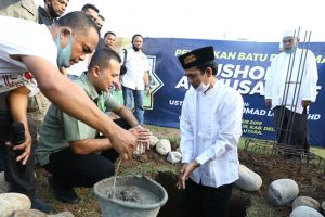 Bersama UAS, Wagubsu Letakan Batu Pertama Musala di STM Hilir