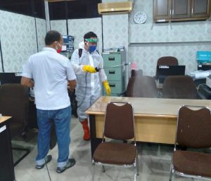 Plt Wali Kota Positif Covid-19, , Kantor Wali Kota Disemprot Cairan Disinfektan