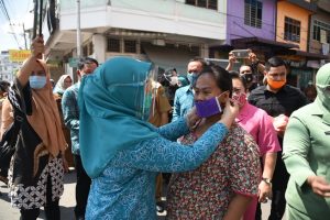Sosialisasi Pencegahan Covid-19, Ketua TP-PKK Sumut Bagi-bagi Masker ke Warga Tebing Tinggi